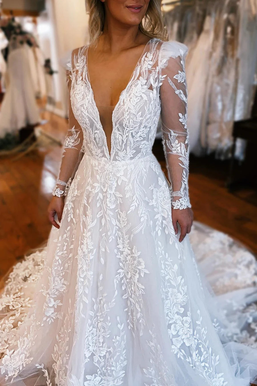 Vestido de novia largo con escote en A y escote en V profundo con apliques
